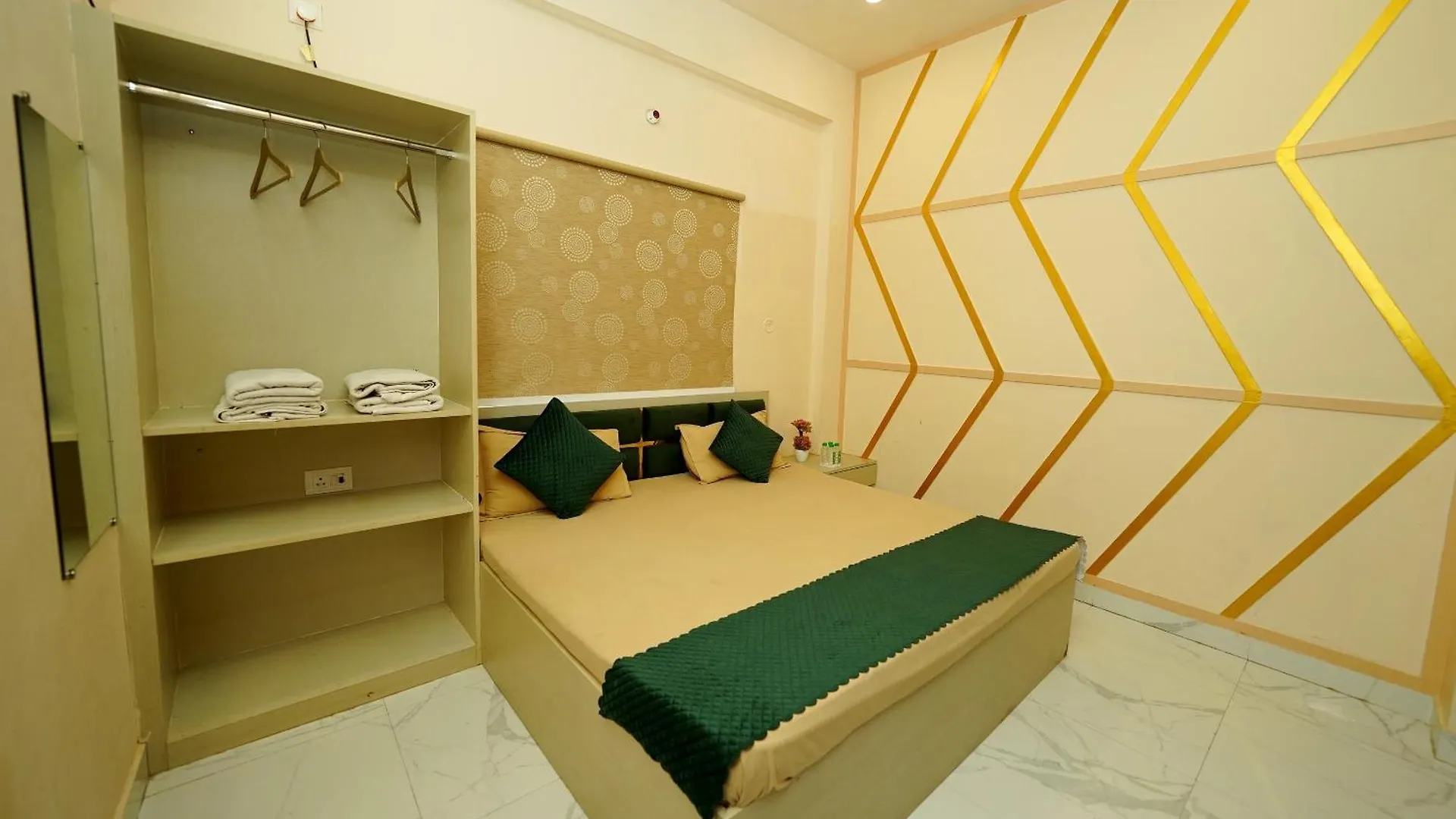Hotel Golden Lotus Varanasi 4*,  India